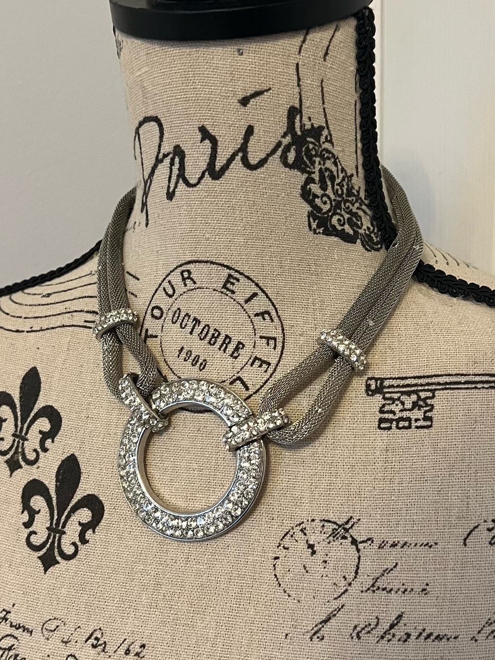 Rhinestone Circle Pendant Mesh Choker Necklace - Silver